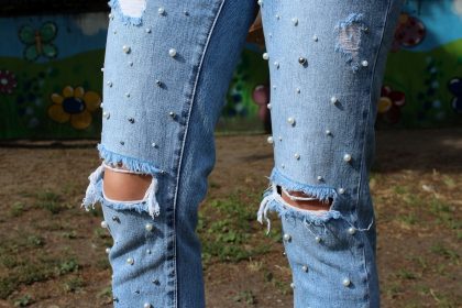 modne jeansy